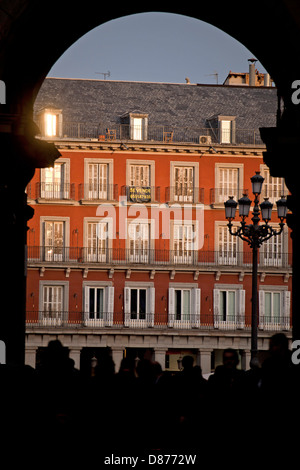 Colonnade et arch sur la place centrale Plaza Mayor, Madrid, Spain, Europe Banque D'Images