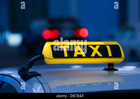 Germany, Bavaria, Munich, toit de taxi et taxi sign Banque D'Images