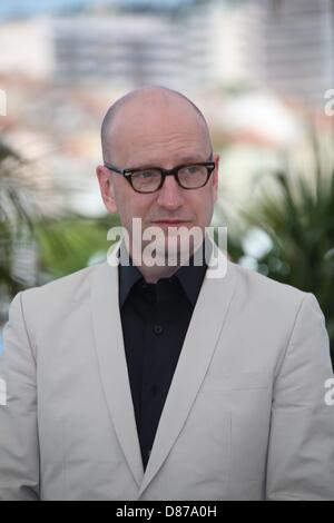 Cannes, France. 21 mai 2013. Réalisateur Steven Soderbergh assiste à la photo d'appel "en candélabres' au cours de la la 66e Festival International du Film de Cannes au Palais des Festivals de Cannes, France, le 21 mai 2013. Photo : Hubert Boesl/dpa/Alamy Live News Banque D'Images