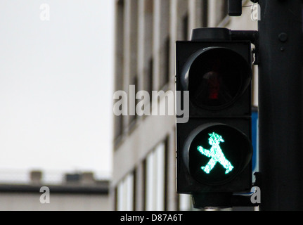 Les feux de circulation pour piétons à Berlin, avec le traditionnel petit homme vert ampelmann, symbole de tous les feux de circulation à Berlin Banque D'Images