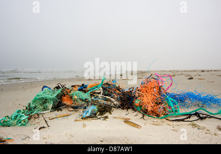 Les déchets plastiques échoués sur une plage Banque D'Images