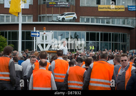 Président du comité des œuvres d'Opel de Bochum, Rainer Einenkel, parle en face de l'usine Opel de Bochum, Allemagne, 21 mai 2013. Le comité d'entreprise avait organisé un événement d'information sous la devise "le temps presse". Photo : BERND THISSEN Banque D'Images