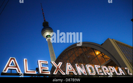 La tour de télévision à Berlin "Berliner fernsehturm' vue de la place Alexanderplatz, donnant sur le texte lumineux Banque D'Images