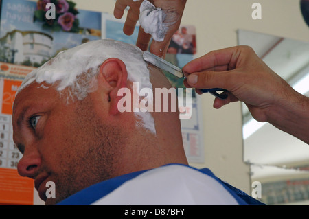 Salon de coiffure et de toilettage de rasage hommes dans village turc barber shop. Banque D'Images