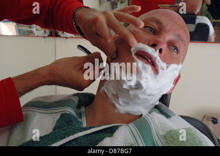 Salon de coiffure et de toilettage de rasage hommes dans village turc barber shop. Banque D'Images