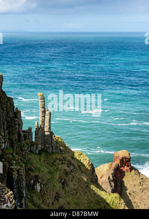Pinnacles Rock près de Port na Spaniagh sur la Causeway Coastal Trail Banque D'Images