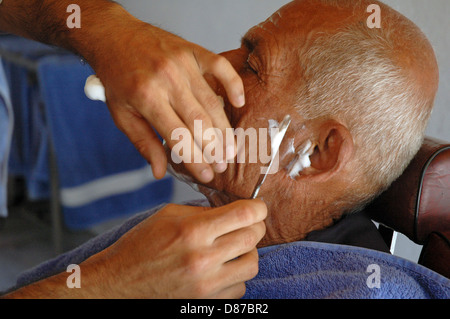 Salon de coiffure et de toilettage de rasage hommes dans village turc barber shop. Banque D'Images