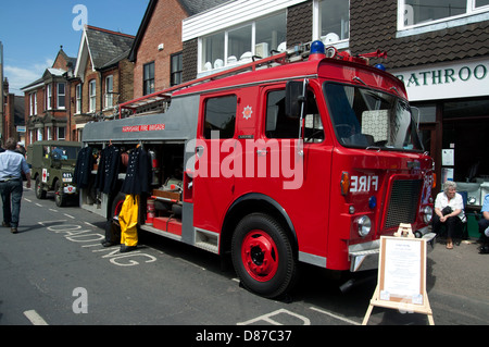 Salon de l'automobile Transport à faversham kent dans classic cars et autobus sur show pendant le week-end fire engine on show avec l'uniforme Banque D'Images