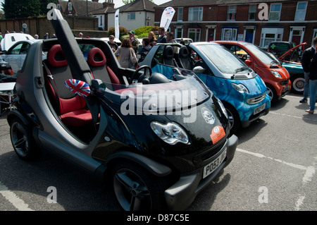 Salon de l'automobile Transport à faversham kent dans tous les types de voitures et bus sur show pendant le week-end Smart Cars Banque D'Images