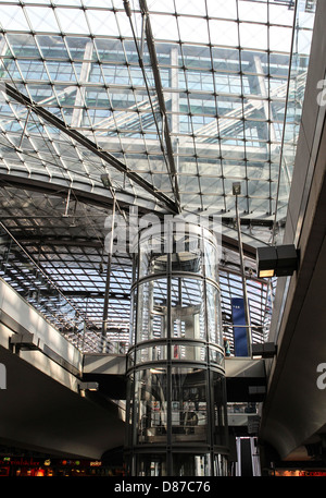 Berlin Hauptbahnhof, inauguré en 2006, est la principale gare de Berlin, Allemagne Banque D'Images