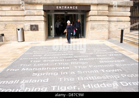 "La chaussée" littéraire couvert de titres de livres du monde, le cinéma et la musique. La nouvelle bibliothèque centrale a ouvert ses portes à Liverpool, Royaume-Uni Banque D'Images