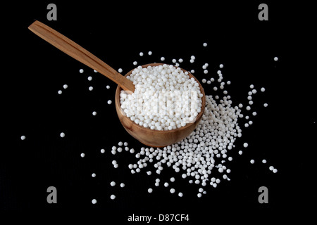 Perles de tapioca en petit bois bol sur fond noir Banque D'Images