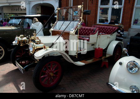 Salon de l'automobile Transport à faversham Kent dans tous les types de voitures et bus sur show pendant le week-end classic car Banque D'Images