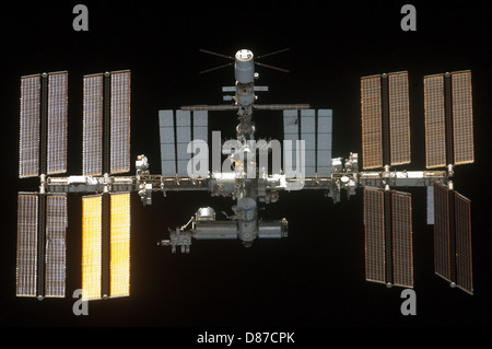 STS-134 Station spatiale internationale après la déconnexion 1.jpg Banque D'Images