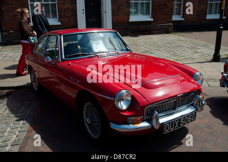 Salon de l'automobile Transport à faversham Kent dans tous les types de voitures et bus sur show pendant le week-end MGB GT hard top Banque D'Images