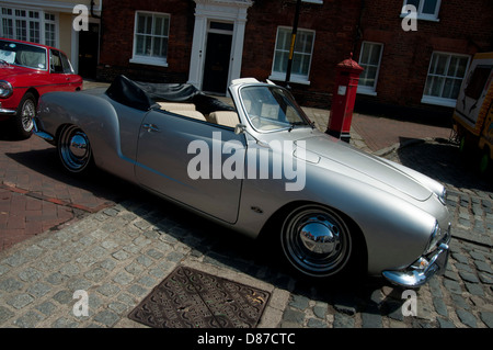 Salon de l'automobile Transport faversham Kent dans tous les types de voitures et bus sur show pendant le week-end VW Karmann Ghia cabriolet Banque D'Images