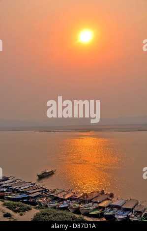 Coucher de soleil sur la rivière Irrawaddy, Mandalay, Myanmar Banque D'Images