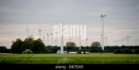 Éoliennes sur 20.05.2013 dans Kraenzlin (Brandebourg) sur un champ. Photo : Robert Schlesinger Banque D'Images