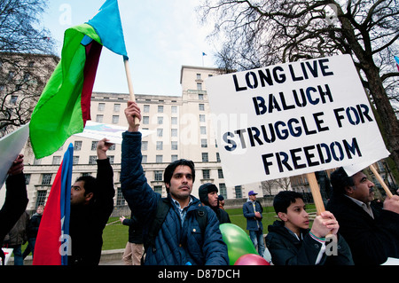 Balochistan protestation devant Downing Street pour protester contre le génocide par l'occupation du Pakistan. Banque D'Images