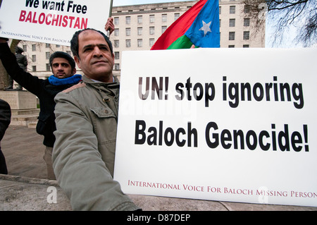 Balochistan protestation devant Downing Street pour protester contre le génocide par l'occupation du Pakistan. Banque D'Images