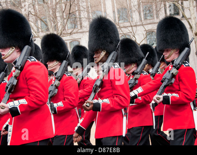 Les soldats de la garde de Queens défilant dans le centre de Londres au cours des funérailles de Thatcher Banque D'Images