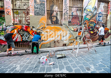 Melbourne's Hosier Lane est un célèbre monument où les artistes de rue sont admis pour décorer les murs. Banque D'Images