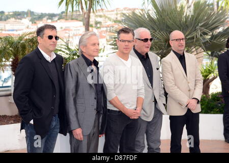 Cannes, France. 21 mai 2013. (L-R) Scénariste Richard LaGravenese acteurs, Michael Douglas et Matt Damon, le producteur Jerry Weintraub et le réalisateur Steven Soderbergh assister à la photocall pour "derrière les candélabres' lors de la 66e Assemblée annuelle du Festival du Film de Cannes au Palais des Festivals le 21 mai 2013 à Cannes, France. (Crédit : Crédit : Image/ZUMAPRESS.com/Alamy Injimbert Frederick Live News) Banque D'Images