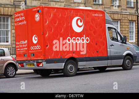 une fourgonnette de livraison ocado effectue des livraisons dans la rue à Bath, Somerset, Royaume-Uni, en avril Banque D'Images