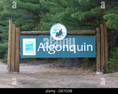 Le Parc Provincial Algonquin panneau près de la porte de l'entrée à Whitney, Ontario Canada Banque D'Images