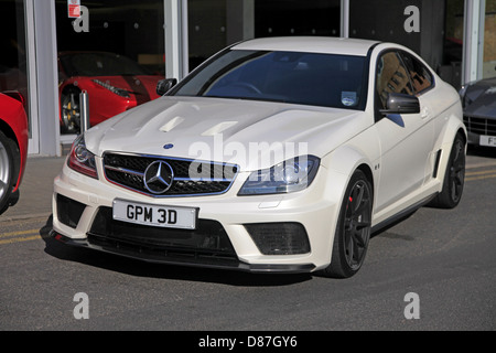 MERCEDES C63 AMG BLANCHE WILMSLOW NOIR Manchester en Angleterre le 05 avril 2013 Banque D'Images