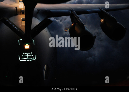 Les opérations de ravitaillement en air de nuit menées par l'United States Air Force (USAF) sont un élément essentiel du maintien des capacités de vol à longue distance. Ces opérations permettent aux aéronefs de rester en l'air plus longtemps et de mener à bien leurs missions, surtout pendant la nuit. Banque D'Images