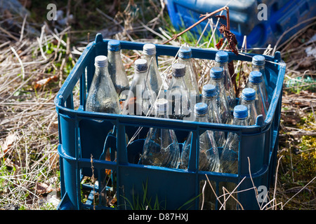 Jeter les bouteilles en verre ancien casier de Scotland UK Banque D'Images