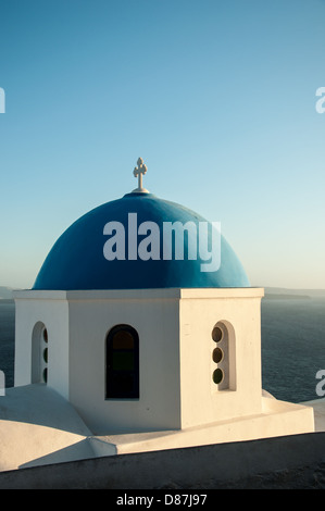 Bleu et blanc célèbre dôme de l'église de Santorin, Grèce Banque D'Images