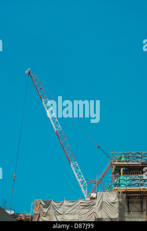 Les grandes grues et utilisé les leviers pour les travaux de construction Banque D'Images