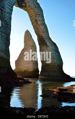 Célèbre a fait l'aiguille et l'arche naturelle de 'Porte d'Aval" à marée basse à Étretat, située en Seine-Maritime en France Banque D'Images