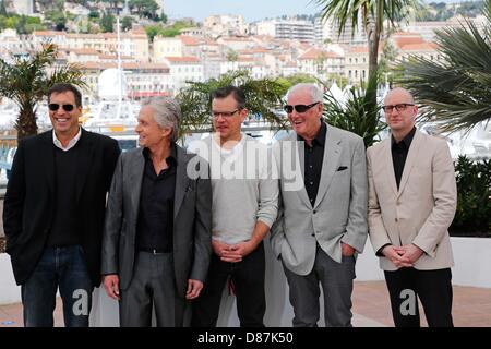 Cannes, France. Le 21 mai 2013. RICHARD LAGRAVANESE, MICHAEL DOUGLAS, Matt Damon, JERRY WEINTRAUB, STEVEN SODERBERGH s'affichent au photocall pour "derrière les candélabres" au Festival du Film de Cannes 2013. (Crédit Image : Photo : Roger Harvey/Globe Photos/ZUMAPRESS.com/Alamy Live News) Banque D'Images