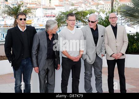 Cannes, France. Le 21 mai 2013. RICHARD LAGRAVANESE, MICHAEL DOUGLAS, Matt Damon, JERRY WEINTRAUB, STEVEN SODERBERGH s'affichent au photocall pour "derrière les candélabres" au Festival du Film de Cannes 2013. (Crédit Image : Photo : Roger Harvey/Globe Photos/ZUMAPRESS.com/Alamy Live News) Banque D'Images