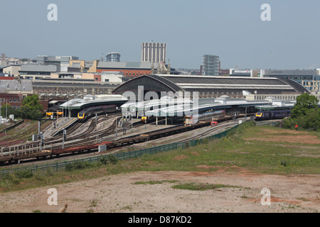 Une vue à longue distance de la gare Bristol Temple Meads montrant la partie ouest de la station sera toutes les sorties de la plate-forme. Banque D'Images