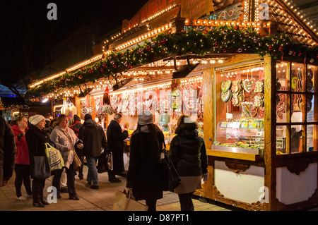 Les étals du marché de Noël de nuit à Bristol, Royaume Uni Banque D'Images