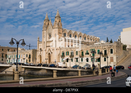 L'église des Carmes se dresse face à la baie de Balluta à St Julians, Malte. Banque D'Images