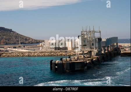 Le nouveau terminal de ferry à Cirkewwa, Malte pour les ferries à destination de Gozo. Maintenant les passagers grâce à des rampes latérales plutôt que la proue. Banque D'Images