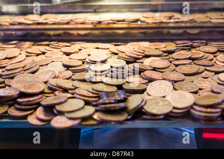 Close up of 2p pièces dans une salle de jeux électroniques penny falls machine de jeu, UK Banque D'Images