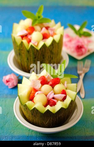 Melon farci avec des roses de la saveur. Recette disponible. Banque D'Images