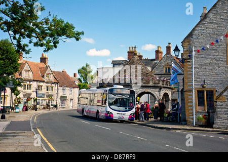 Les puits locaux - Yeovil bus viendra des passagers dans la place du marché à Glastonbury, Somerset, England, UK Banque D'Images