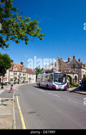 Les puits locaux - Yeovil bus viendra des passagers dans la place du marché à Glastonbury, Somerset, England, UK Banque D'Images