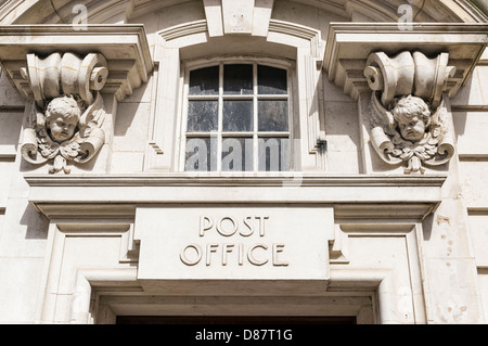 Plus de signe de pierre ornés d'un bureau de poste en Angleterre, Royaume-Uni Banque D'Images