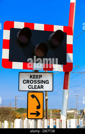 Signes d'alerte avancée et de feux de circulation pour passage à niveau, près d'Irvine Ayrshire, Ecosse Banque D'Images