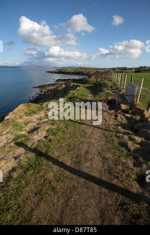 Le sentier du littoral du pays de Galles dans le Nord du Pays de Galles. Vue pittoresque de la côte du Pays de Galles entre Llangefni et Benllech. Banque D'Images