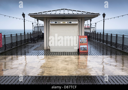 Des ateliers fermés sur Paignton Pier un jour de pluie à la fin du printemps, Devon, UK Banque D'Images