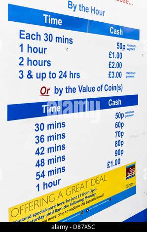 Payer les frais de stationnement de voiture et d'affichage board, UK Banque D'Images